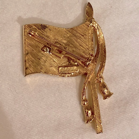 🍀Vintage Gold Tone American Flag Brooch with Red, White & Blue Rhinestones. - Picture 6 of 6